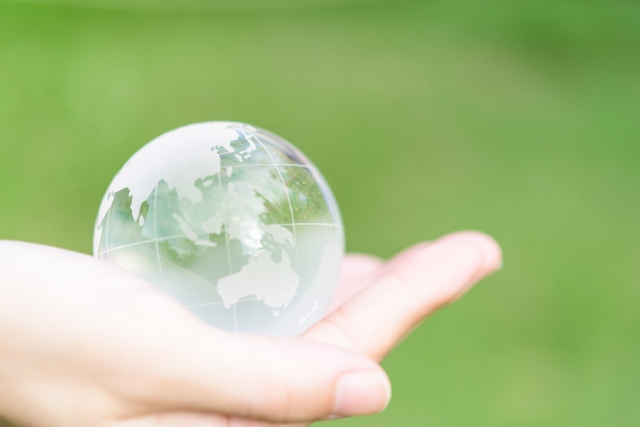 手の平上のガラス球の写真